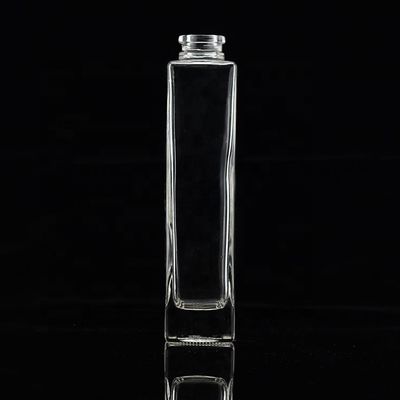 750 ml Bottiglia di alcol di vetro trasparente a base pesante con tappo in metallo dorato
