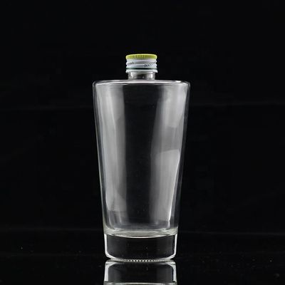 750 ml Bottiglia di alcol di vetro trasparente a base pesante con tappo in metallo dorato