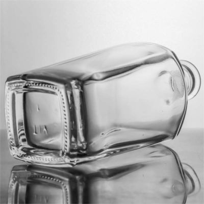Bottiglia di vetro quadrata unica per whisky, vodka, tequila, gin e rum