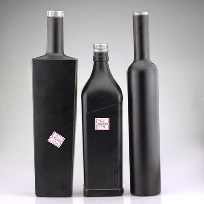 750 ml di vetro nero lucido Vodka Bottiglie dipinte Stampa a schermo Gin Chiusura Bottiglia di liquore