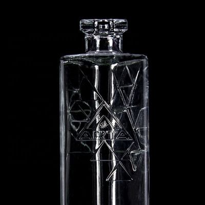 Bottiglia di vetro triangolare a piramide di 750 ml con stampa del logo di sughero