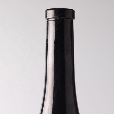 Bottiglia nera vuota da 750 ml con bocca di sughero e bottiglia di vetro spray per la promozione della vodka