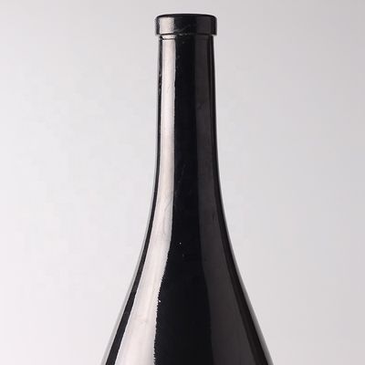 Bottiglia nera vuota da 750 ml con bocca di sughero e bottiglia di vetro spray per la promozione della vodka