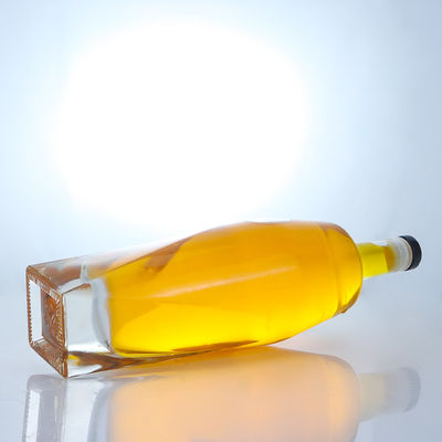 Materiale del corpo Vetro Forma quadrata Rum Vodka Whisky Tequila Gin Bottiglia con sughero