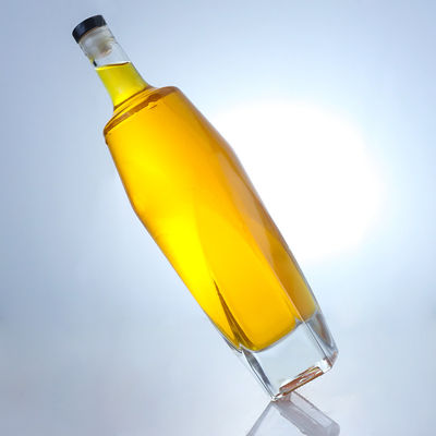 Materiale del corpo Vetro Forma quadrata Rum Vodka Whisky Tequila Gin Bottiglia con sughero