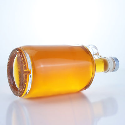 Bottiglia di 750 ml di liquori di vetro per vodka rum tequila con maniglia ad anello al collo e capo sughero