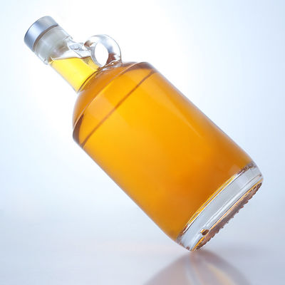 Bottiglia di 750 ml di liquori di vetro per vodka rum tequila con maniglia ad anello al collo e capo sughero