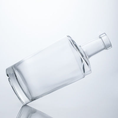 Forma rotonda Disegno personalizzato 750 ml Bottiglia di vetro liquore vuoto chiaro per rum Vodka Gin Whiskey