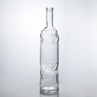 Bottiglia di vetro di liquore altamente resistente con modello in rilievo e tappo di sughero perfetto