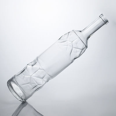 Bottiglia di vetro di liquore altamente resistente con modello in rilievo e tappo di sughero perfetto