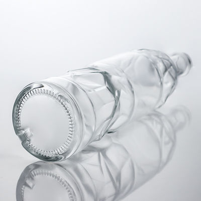 Bottiglia di vetro di liquore altamente resistente con modello in rilievo e tappo di sughero perfetto