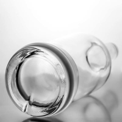 Collare in vetro con logo personalizzato Bottiglia rotonda di liquori da 700 ml per vodka brandy whisky e altro