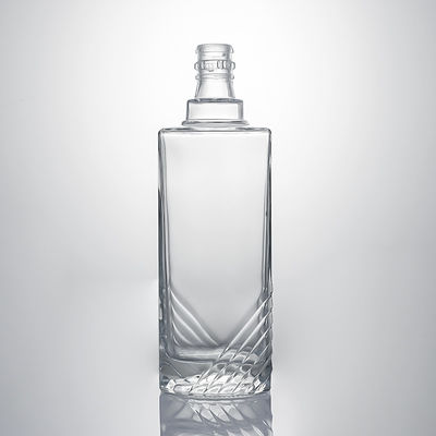 Bottiglia di liquore di vetro trasparente con corpo in rilievo e tappo di sughero