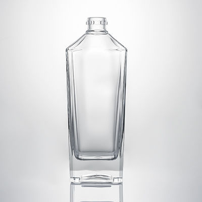 Bottiglia di liquore di vetro trasparente con corpo in rilievo e tappo di sughero