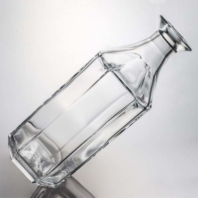 Bottiglia di liquore in vetro poligonale unica e trasparente o personalizzata per whisky gin rum vodka 1000 ml