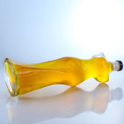 Disegna una bottiglia di tequila per champagne, brandy, whisky e altro
