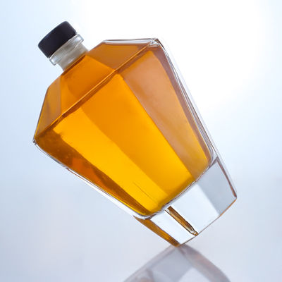 Materiale del colletto Vetro 700 ml Bottiglia a forma unica per Gin Rum Champagne Brandy Whisky