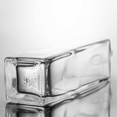 Materiale del corpo Vetro Bottiglia di whisky a forma quadrata da 1000 ml con alto filtro e sughero