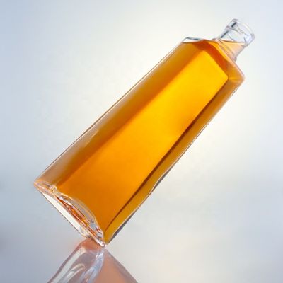 Logo personalizzato Vetro trasparente Bottiglia di whisky da 750 ml con sughero e forma quadrata