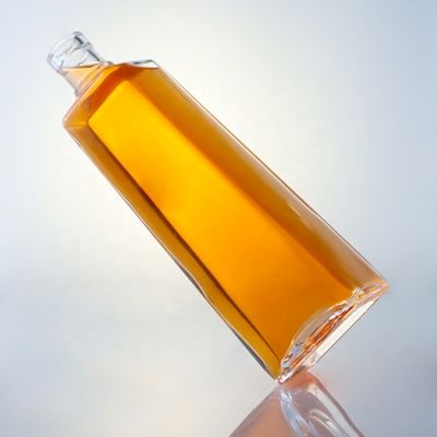 Logo personalizzato Vetro trasparente Bottiglia di whisky da 750 ml con sughero e forma quadrata