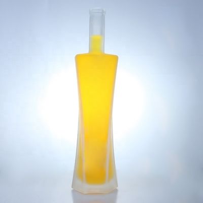 Bottiglie di vetro di 750 ml di vodka chiara e whisky con sughero per bevande