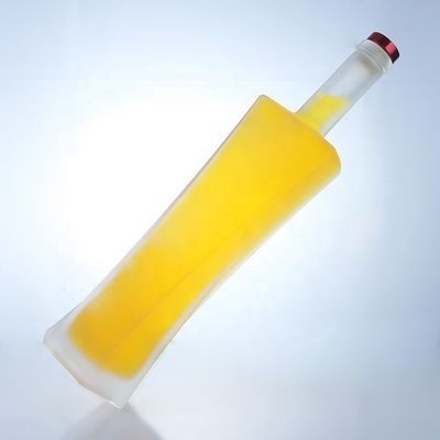 Bottiglie di vetro di 750 ml di vodka chiara e whisky con sughero per bevande
