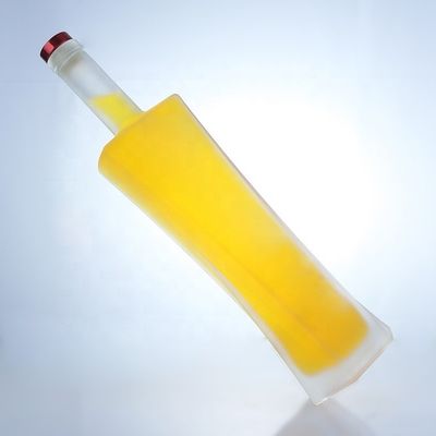 Bottiglie di vetro di 750 ml di vodka chiara e whisky con sughero per bevande