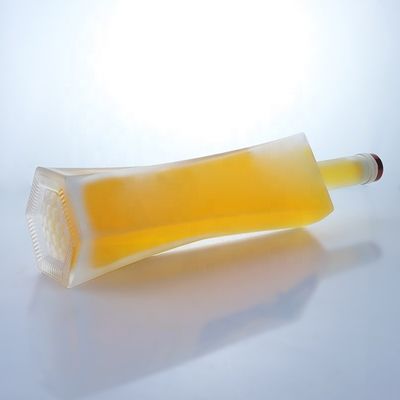Bottiglie di vetro di 750 ml di vodka chiara e whisky con sughero per bevande