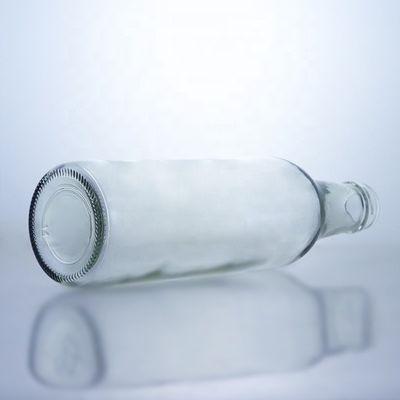 Bottiglia in vetro di whisky e vodka trasparente Unica 650ml di forma speciale con finitura a vite