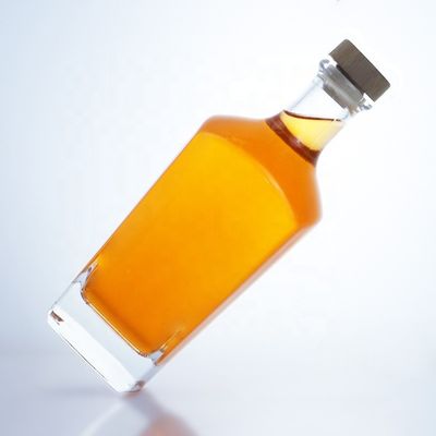 Manipolazione a caldo della superficie Colore chiaro o personalizzato Bottiglia di vetro 750 ml Rum Vodka Liquor