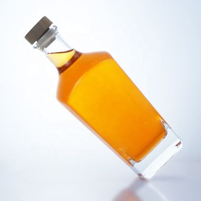 Manipolazione a caldo della superficie Colore chiaro o personalizzato Bottiglia di vetro 750 ml Rum Vodka Liquor