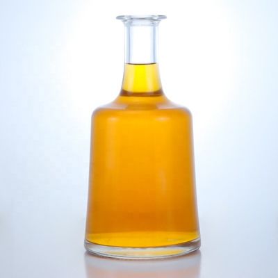 Manipolazione superficiale Stampaggio a caldo Bottiglia di vetro con sughero per vodka Gin Rum Whiskey