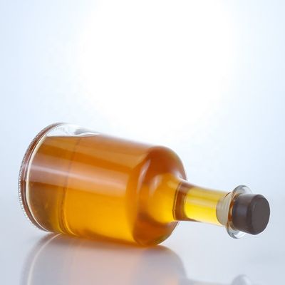 Manipolazione superficiale Stampaggio a caldo Bottiglia di vetro con sughero per vodka Gin Rum Whiskey