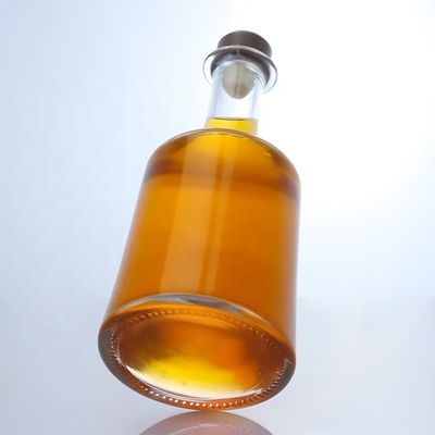 Manipolazione superficiale Stampaggio a caldo Bottiglia di vetro con sughero per vodka Gin Rum Whiskey