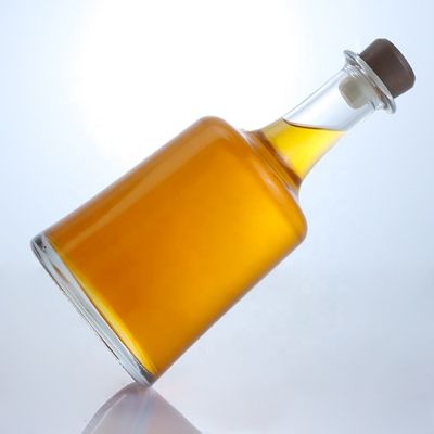 Manipolazione superficiale Stampaggio a caldo Bottiglia di vetro con sughero per vodka Gin Rum Whiskey