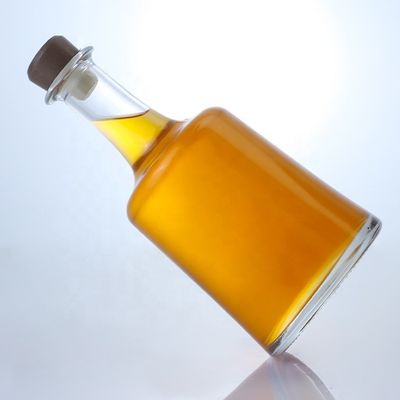 Manipolazione superficiale Stampaggio a caldo Bottiglia di vetro con sughero per vodka Gin Rum Whiskey