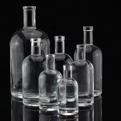 Materiale di base vetro Vodka Licore Bottiglia di vetro Diverse dimensioni per distillerie