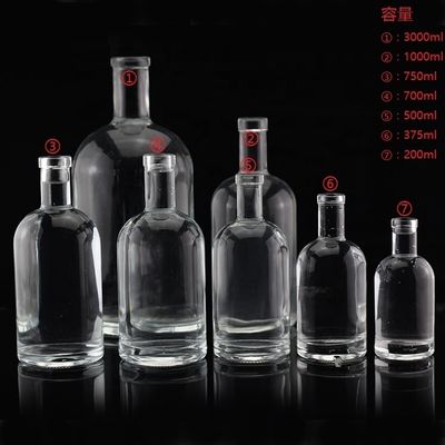 Materiale di base vetro Vodka Licore Bottiglia di vetro Diverse dimensioni per distillerie
