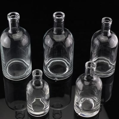Materiale di base vetro Vodka Licore Bottiglia di vetro Diverse dimensioni per distillerie