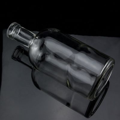 Materiale di base Bottiglia di liquore di vetro 500 ml 700 ml 750 ml con sigillo di sughero e forma rotonda
